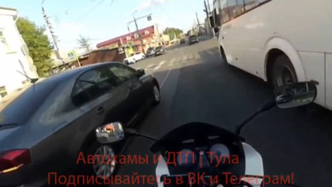 В Туле на Оборонной улице водитель легковушки едва не сбил мотоциклиста
