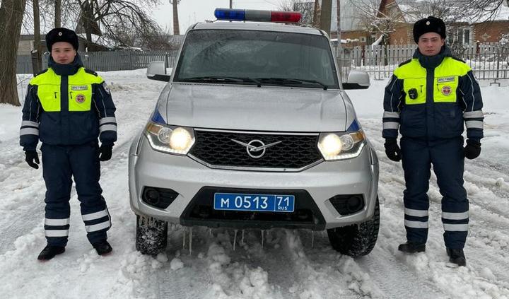 Сотрудники ГАИ помогли забуксовавшим грузовикам в Киреевском районе