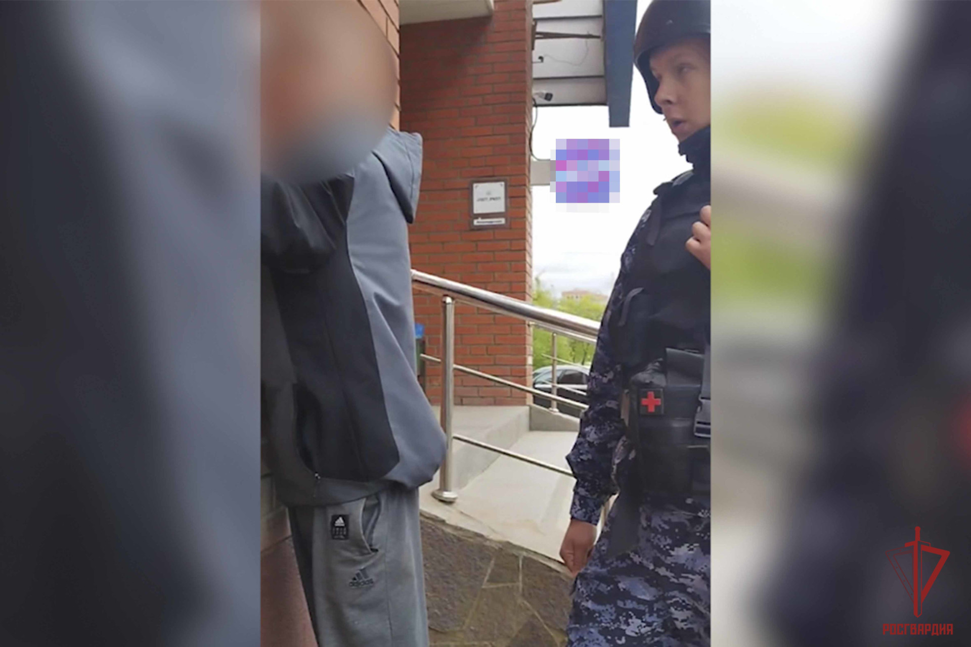 В Туле росгвардейцы задержали мужчину, который угрожал ножом покупателям в супермаркете