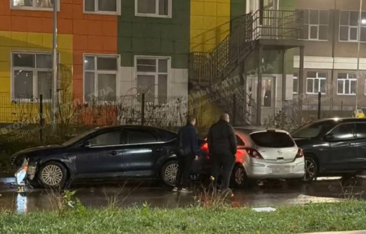 Лихач снёс две машины в тульском микрорайоне Левобережный