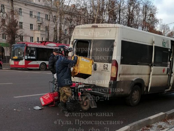 Курьер на электровелосипеде влетел в маршрутку на проспекте Ленина в Туле