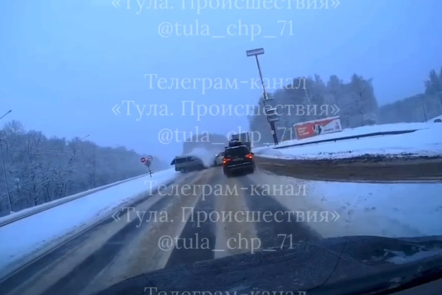 Момент тройного ДТП с пострадавшими на трассе М-2 под Тулой попал на видео