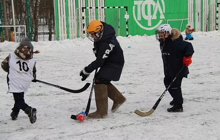Коньки не нужны, но правила соблюдаются: в Тульской прошли финальные игры турнира по хоккею в валенках
