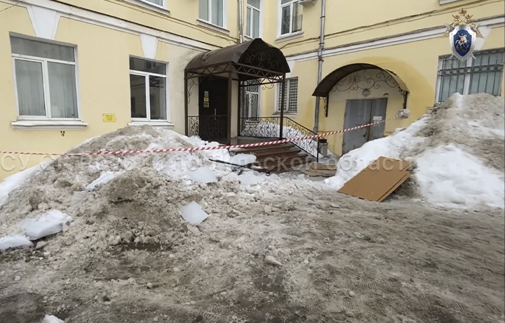 В Туле возбуждено уголовное дело после падения наледи на женщину