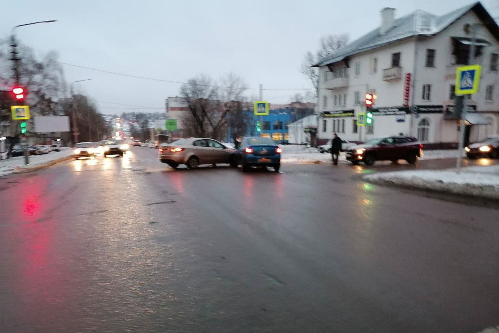 На перекрестке улиц Кутузова и Зорге в Туле столкнулись Kia и Renault