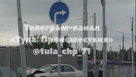 В Туле на улице Мосина автомобиль врезался в столб