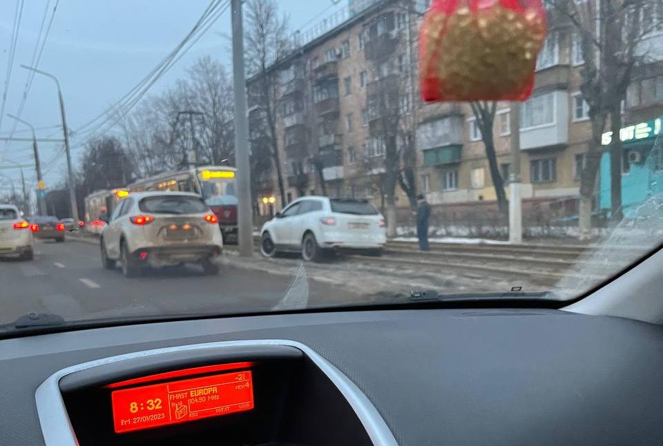 Mazda хотел объехать пробку на проспекте Ленина в Туле, но застрял на трамвайных путях