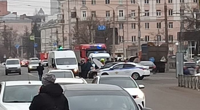 В Туле на Красноармейском проспекте столкнулись два автомобиля: пострадала женщина