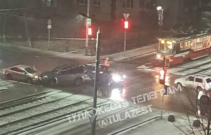 Трамваи встали из-за ДТП на перекрестке улиц Кирова и Плеханова