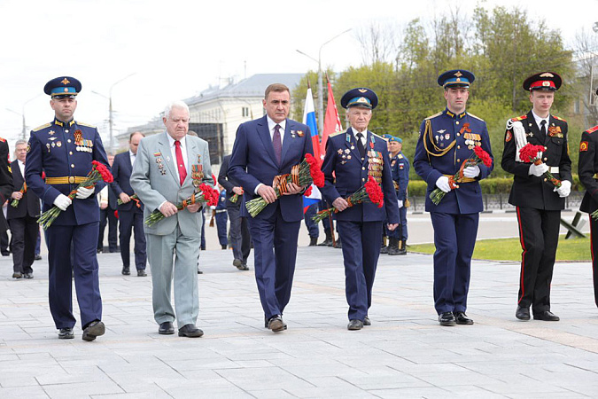 Алексей Дюмин возложил цветы к Вечному огню на площади Победы