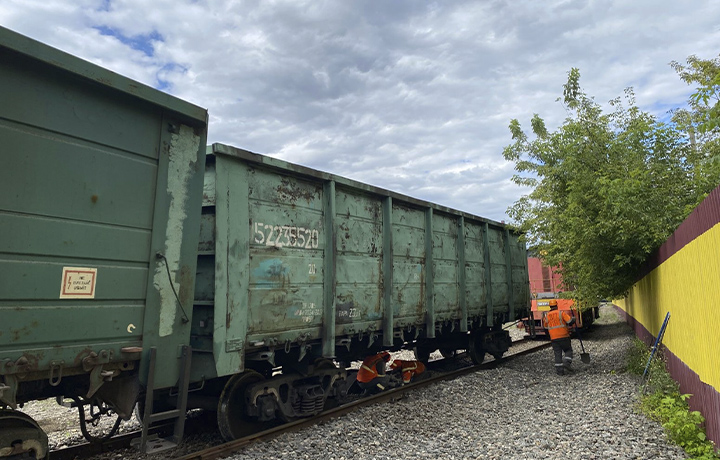 Сгнили шпалы: четыре вагона грузового поезда сошли с рельсов на станции в Ефремове