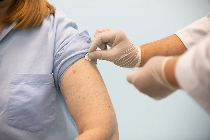 Невролог объяснил, как COVID-19 повреждает мозг