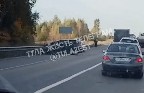 В Тульской области на трассе М-2 легковушка протаранила грузовик