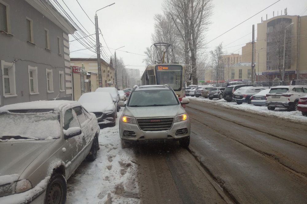 На улице Михеева в Туле образовалась задержка трамваев из-за припаркованного авто