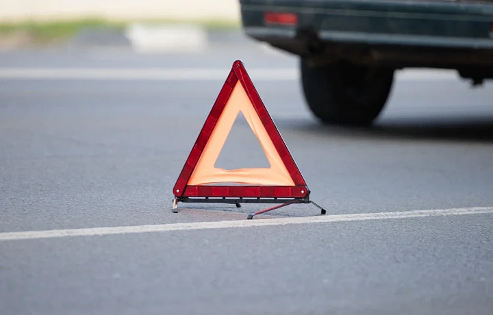 Водитель иномарки наехал на светофор в Туле