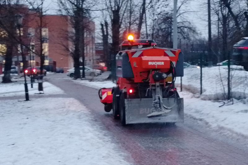 Выйдет января 2023. Уборка снега вблизи зданий. Военная техника для расчистки дорог от снега. Фото уборки улиц дорожных рабочих. Тула в январе.