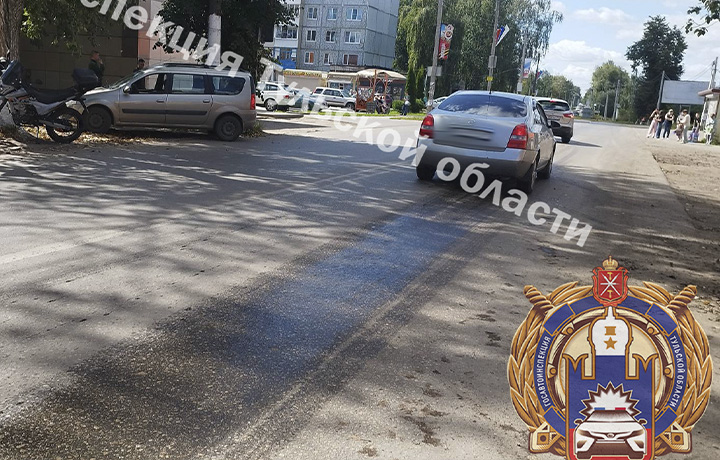 В Донском мотоциклист сбил женщину на дороге