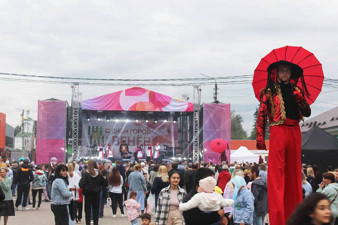 Алексей Дюмин поздравил жителей с Днями городов и поселков