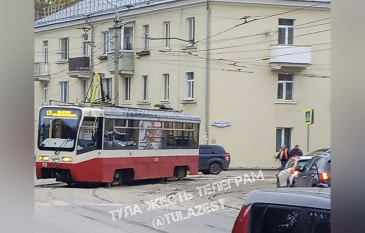 Трамваи встали на улице Михеева в Туле из-за проблемы с пантографом