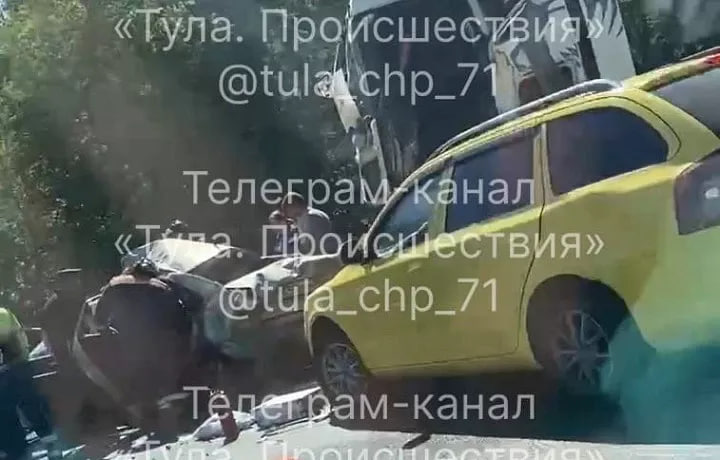 Грузовик опрокинулся на трассе М-4 в Тульской области - двое пострадали