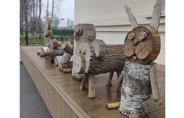 Звери-«бревновички» украсили пространство на входе в администрацию «Тульских парков»