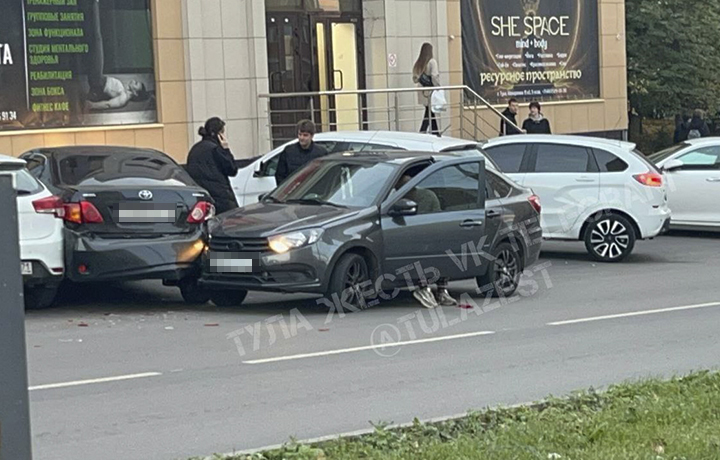 В Туле водитель на «Ладе» зацепил несколько припаркованных машин