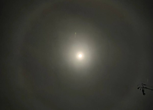 В небе над Тулой заметили лунное гало