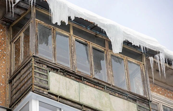 Туляков 7 марта предупредили об опасности схода наледи и снега с крыш