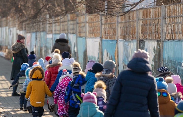 Хранители детства: кто работает в детских садах Тульской области и сколько за это платят