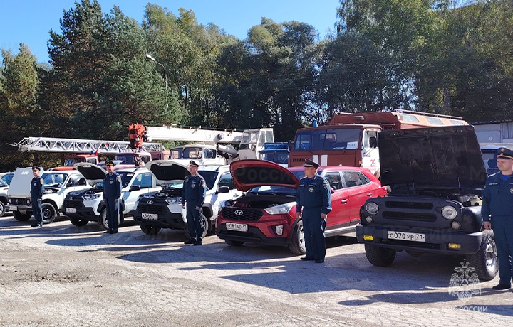 В тульском МЧС прошел смотр личного состава и техники