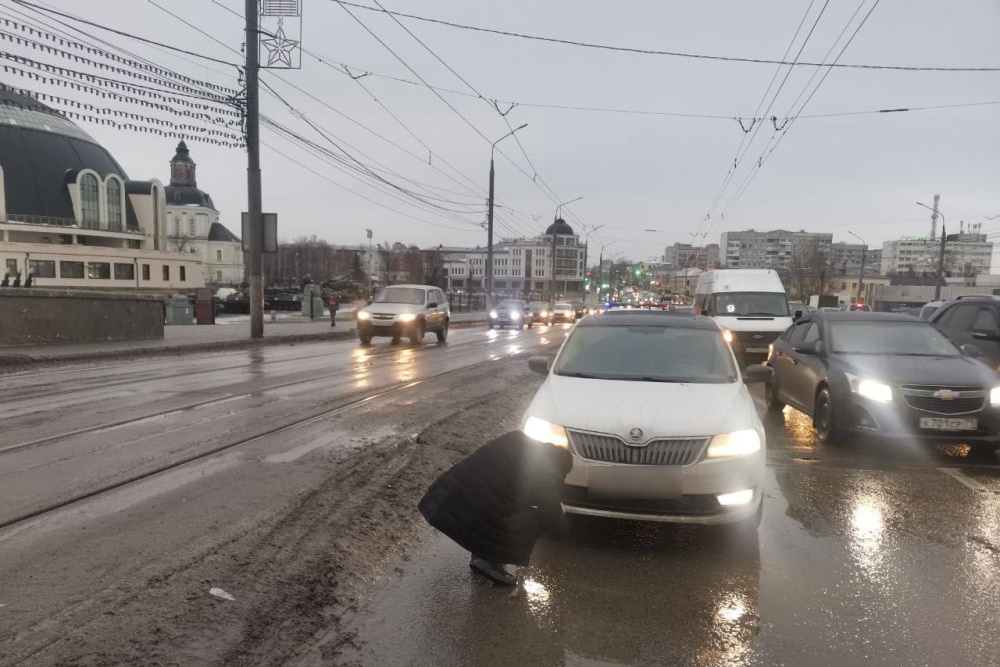 На улице Октябрьской в Туле собралась пробка из-за поломки машины