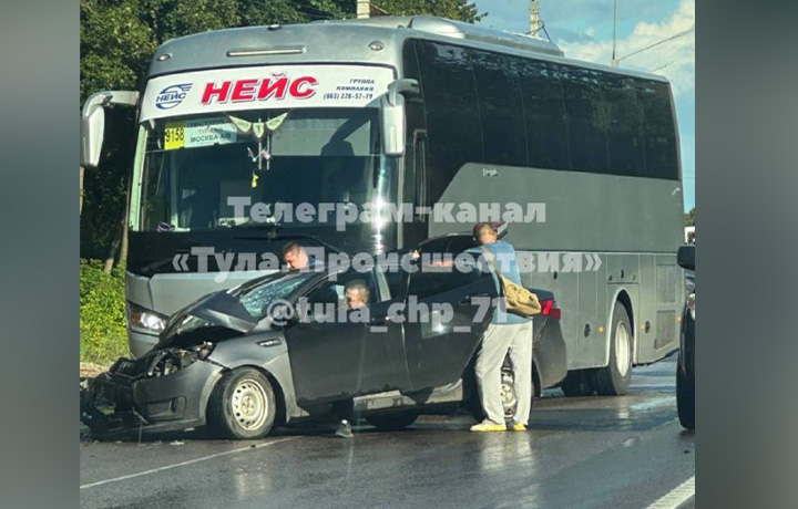 Новомосковское шоссе в Туле встало в огромной пробке из-за ДТП с автобусом