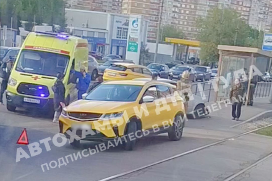 Три человека пострадали в ДТП с участием такси на Зеленстрое в Туле