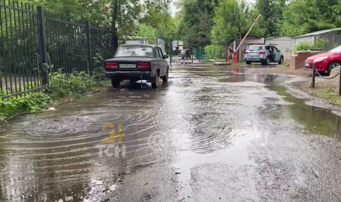 В Туле на улице Мира устранили порыв, из-за которого били "ключи" из-под земли