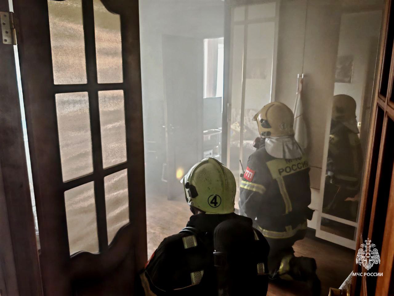 Пожарные спасли двух человек из горящей квартиры в Туле