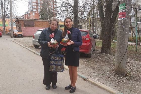 Зампредседателя Тульской гордумы Дементьева передала горожанам куличи в преддверии Пасхи