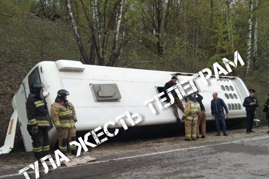 На трассе "Тула – Белев" перевернулся автобус: пострадали пять человек