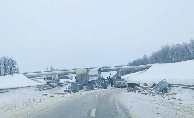 В Воловском районе перевернулась фура на трассе М-4 "Дон"