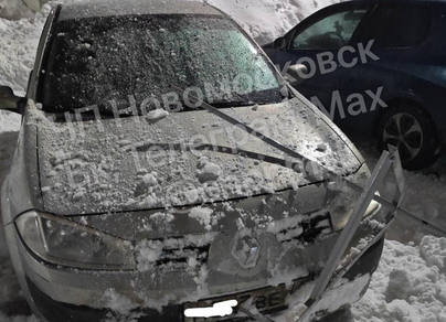 В Новомосковске снег сошел с крыши дома и повредил несколько автомобилей