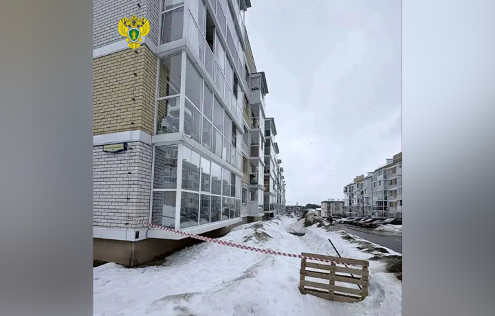 УК «ТРИС» проверили после обрушения козырька подъезда в Петровском