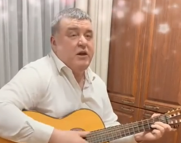 Илья Беспалов поздравил тулячек с 8 марта песней