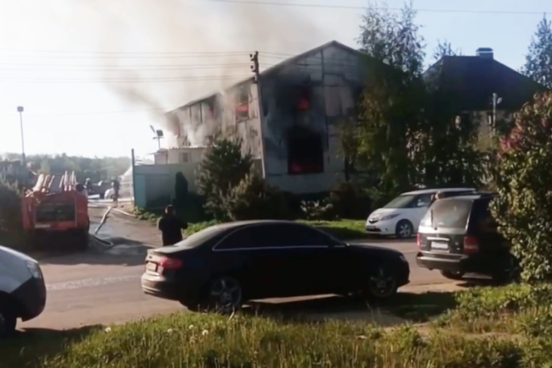 ﻿Пять машин сгорели при пожаре в одном из гаражей в Ефремове
