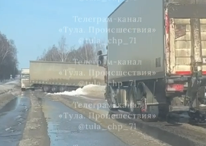 Фура перекрыла дорогу около поселка Шеверняево в Тульской области