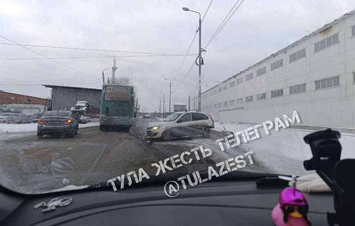 Водитель на «Ладе» въехал в бетонный блок на улице Пржевальского в Туле