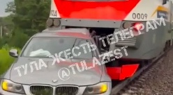 Врезался в поезд, но выжил: в Туле легковушка вылетела на рельсы без пострадавших