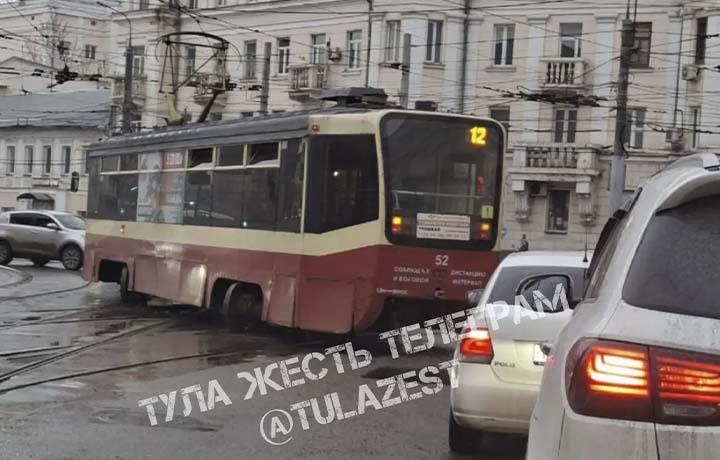 Возле цирка в Туле трамвай сошел с рельсов