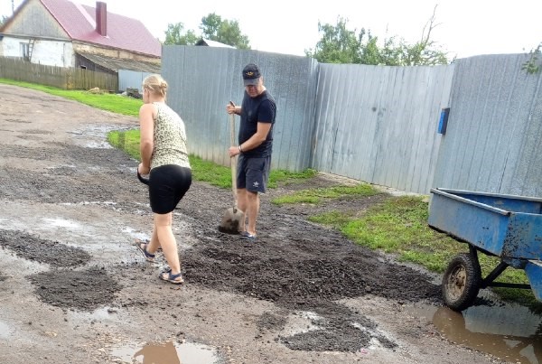«Поняли, что надеяться больше не на кого»: жители деревни под Новомосковском, устав ждать помощи чиновников, сами починили дорогу