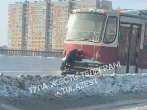 «Не убьются, так покалечатся»: зацеперы на трамваях в мороз шокируют жителей Тулы