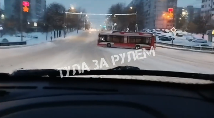 На Октябрьской улице в Туле троллейбус развернуло поперёк дороги