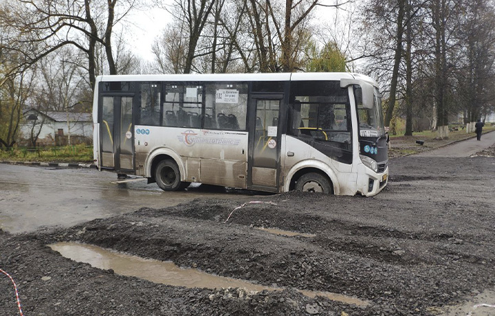 В Алексине автобус застрял на отсыпанном асфальтной крошкой участке дороги